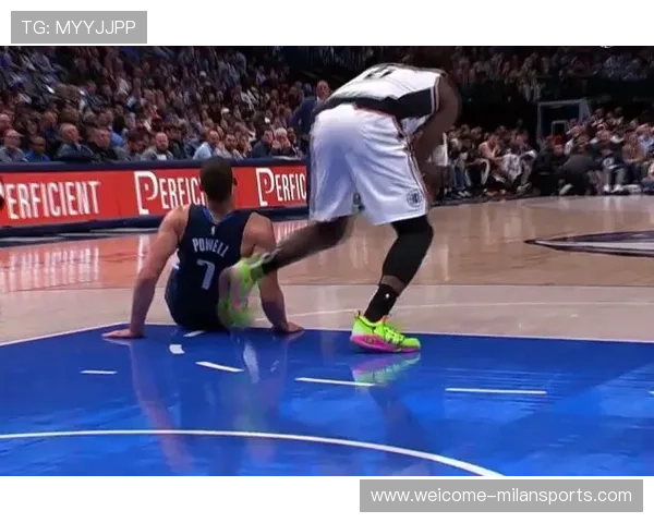 东契奇怒砸球鞋：裁判太离谱